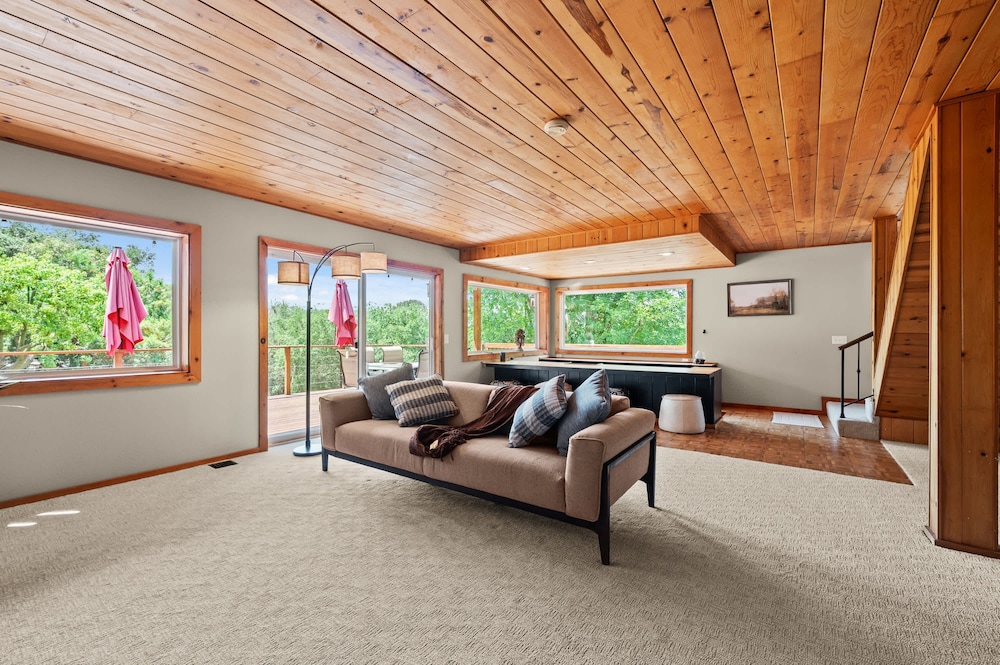 Mountain View Family Retreat w Game Room Scenic Decks
