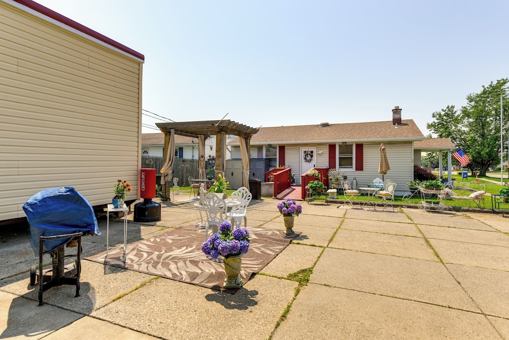 2 Mi to Walden Galleria: Apartment w/ Patio
