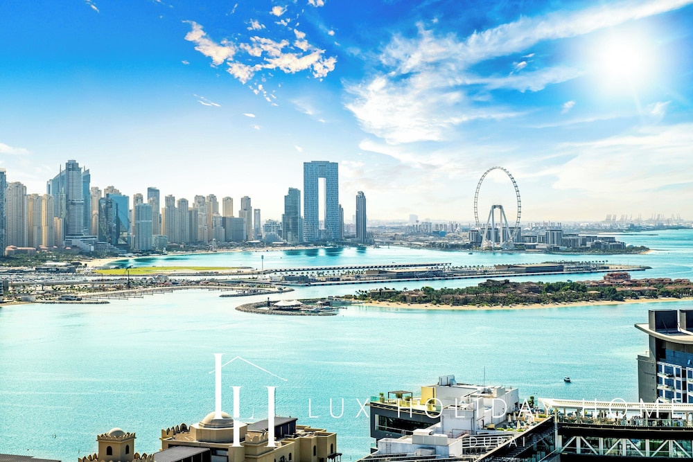 LUX Iconic Views at Palm Tower Studio