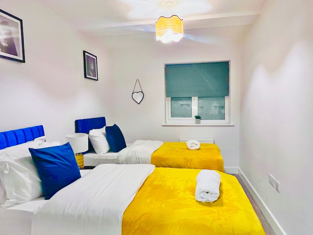 House - Sleeps 12 - Hot tub - Pool Table - Parking