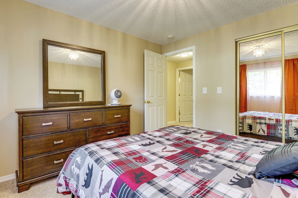 Family Retreat w/ Hot Tub & Game Room in Everett!