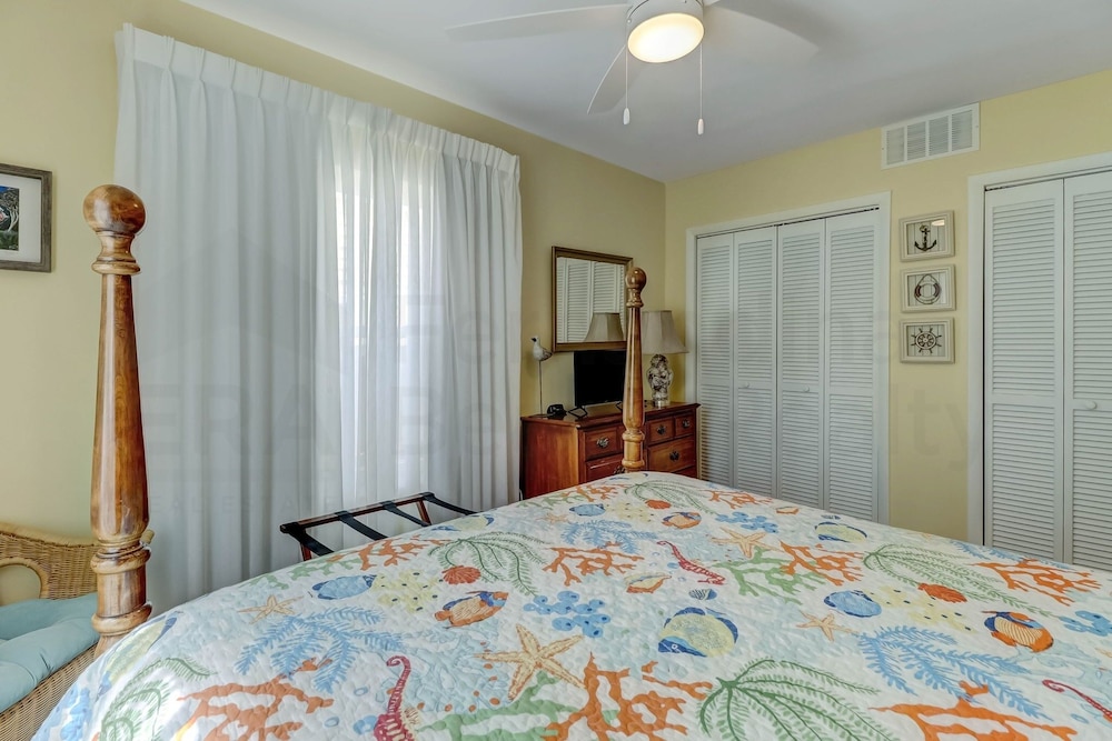 Fernandina Beach Vacations - Dog Friendly Oceanfront Beach House by RedAwning - Property Image 31
