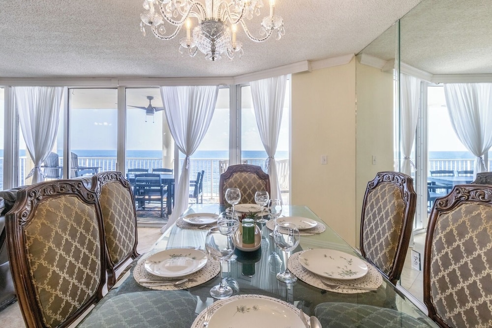 Stunning Gulf 2BR Pools, Spa, Balcony