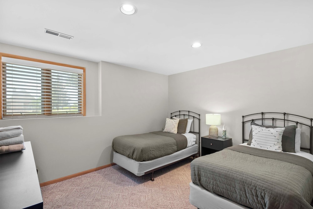 Private Hot Tub + Game Room: Galena Territory Home