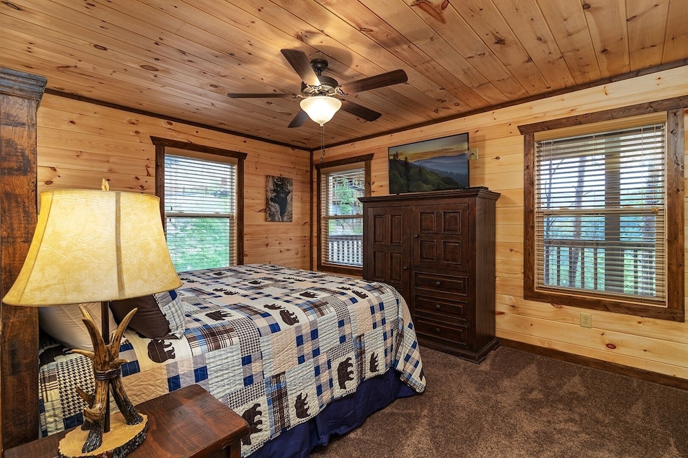 Take A Paws - 3 Bedrooms, 3 Baths, Sleeps 8 1 Cabin by RedAwning view 5