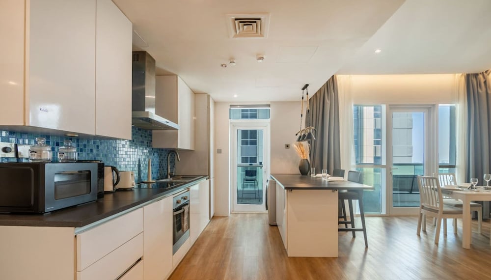 Luxury 1BR in Marina High-rise Living With Views