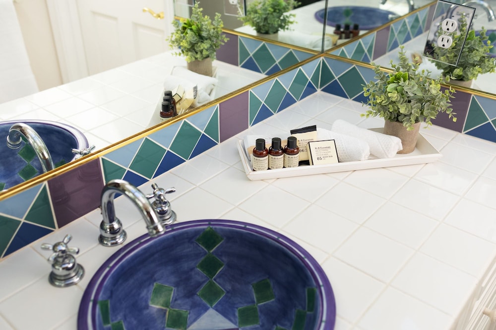 Cascadia Family Mansion Hot Tub Game Room Gym