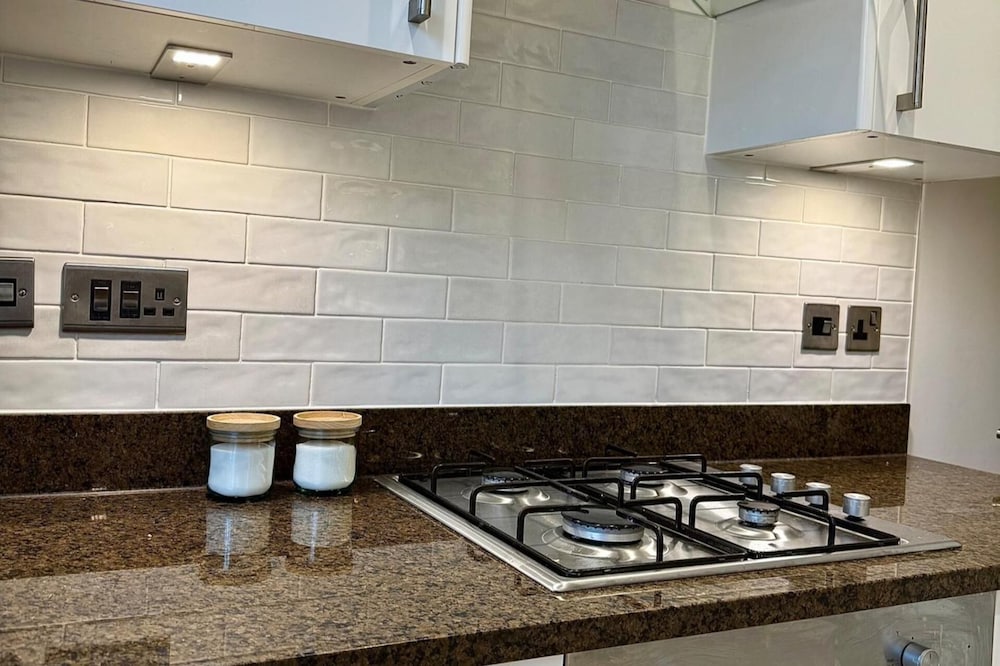 2bed Apartment-sleeps 4, Pets Ok & Balcony