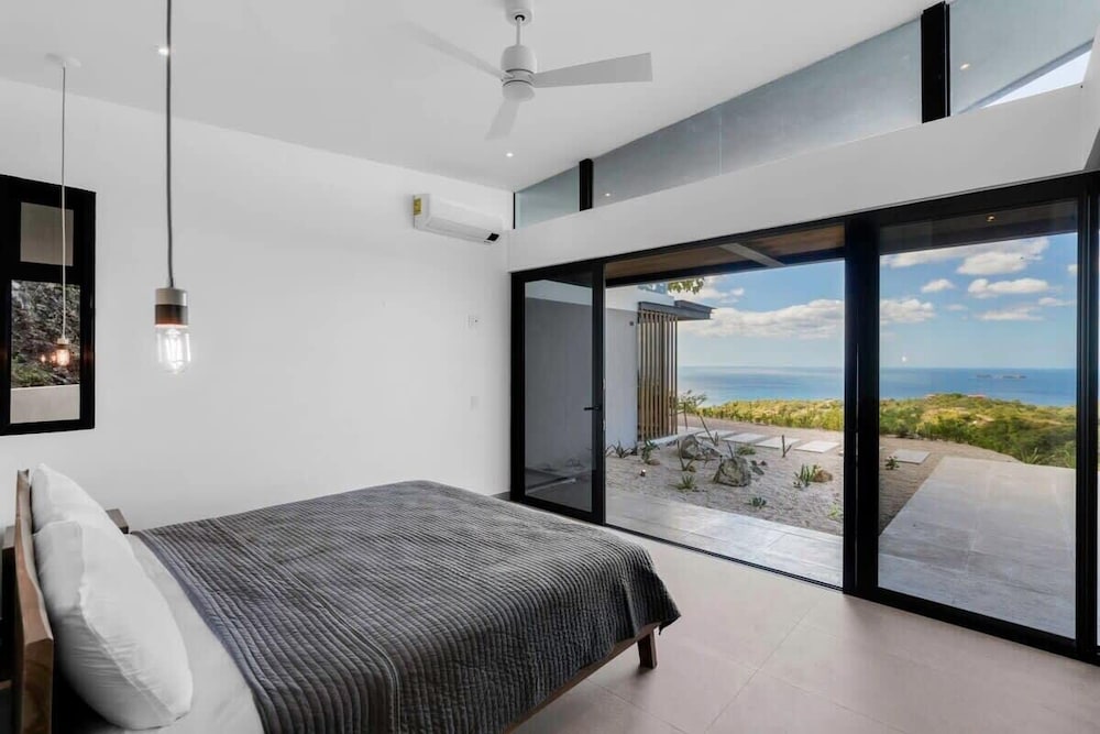 Luxurious Ultramodern Property with Private Suites, Infinity Pool, and Sweeping Ocean and Mountain Views