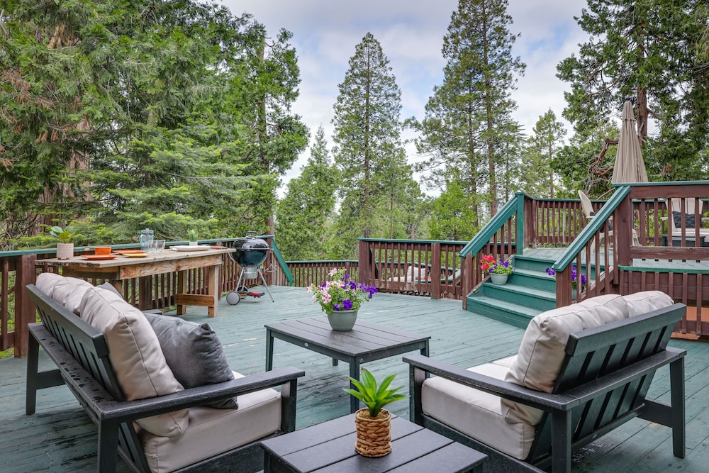 Mi-wuk Village Vacation Rental w/ Multi-level Deck view 4