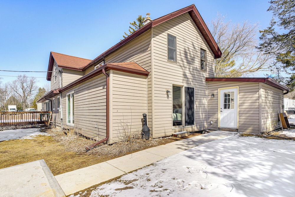 2 Mi to Road America: Pet-friendly Duplex!