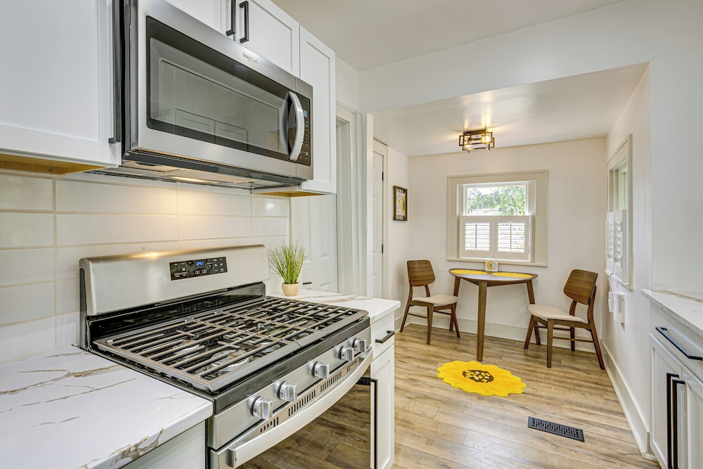 6 Mi to Arrowhead Stadium: Charming Home w/ Porch!