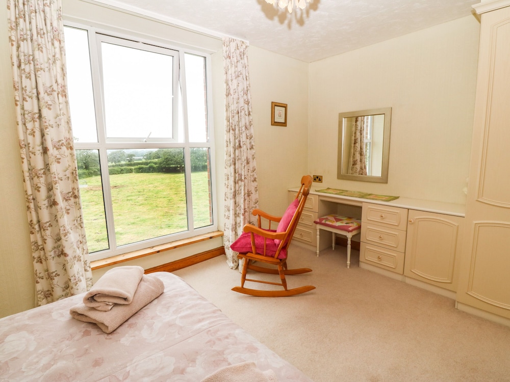 Dinas Farmhouse Annex