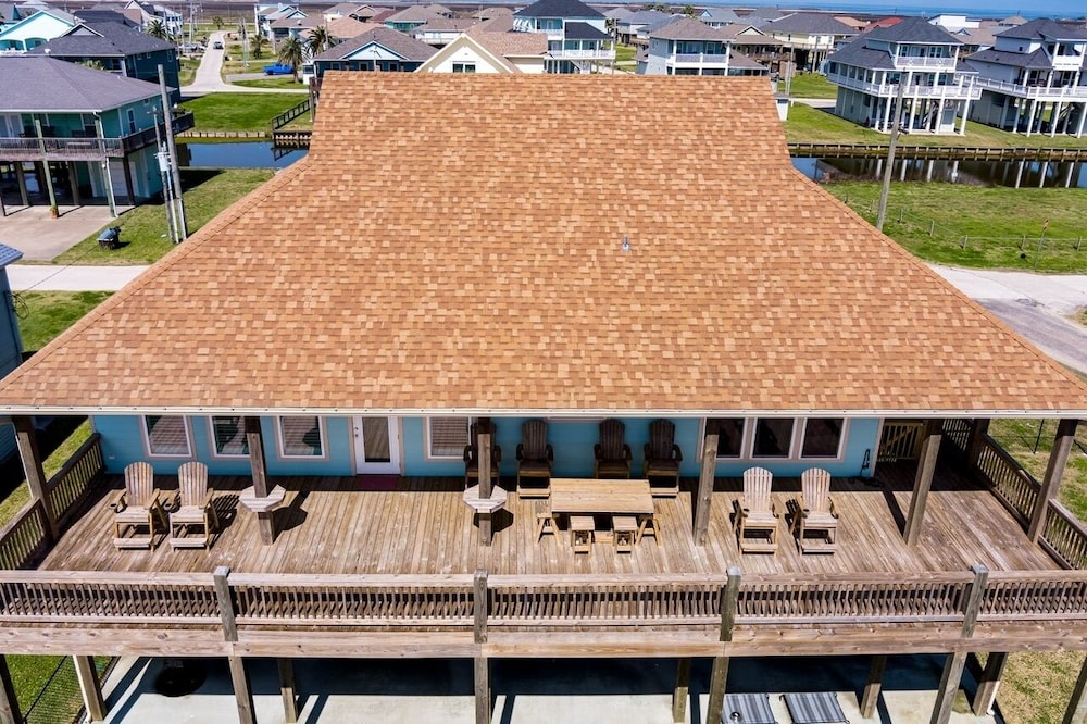 Tidewater 4 Bedroom Home by RedAwning