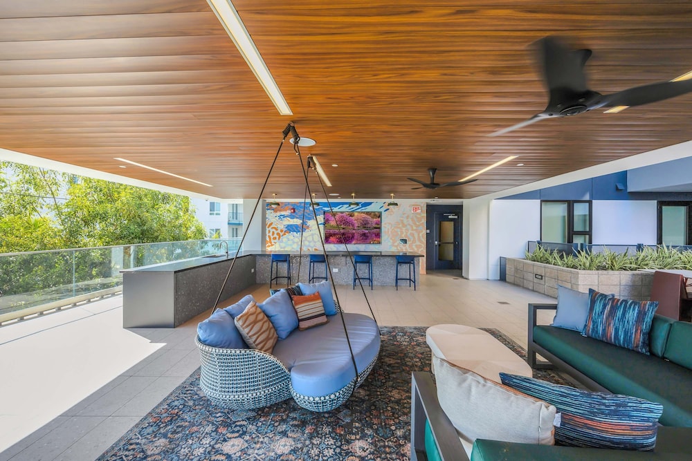 Luxury 2BR Hollywood Pool View by Oneluxstay