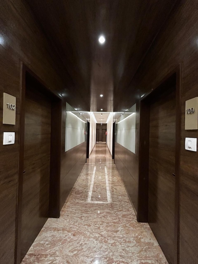The Paradise Hotel - Luxury Stay