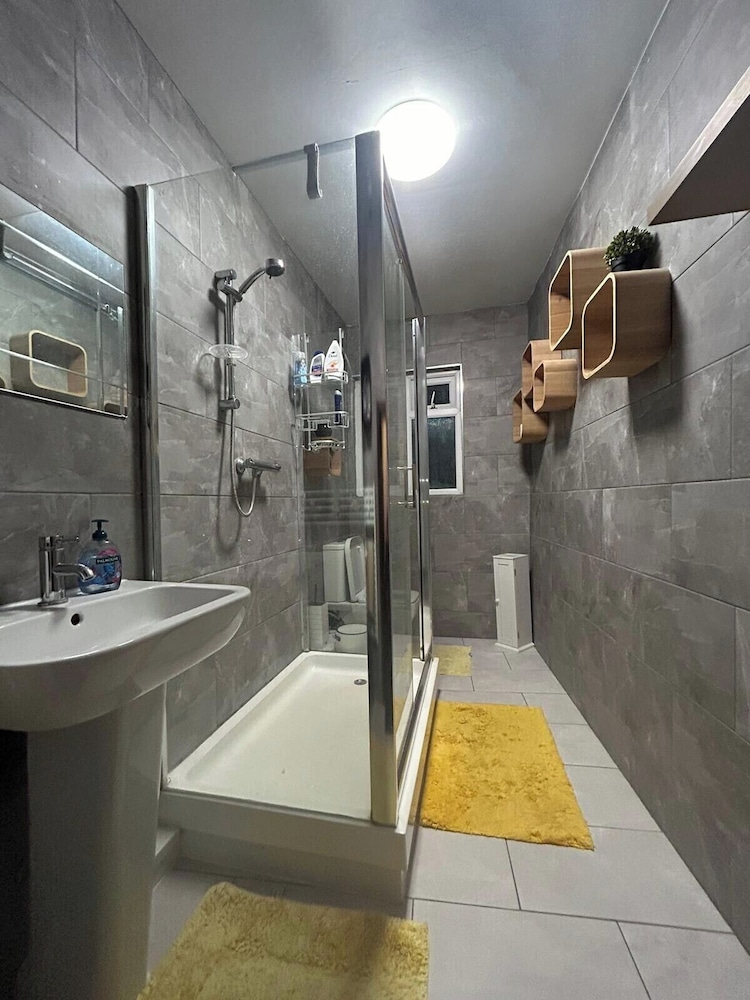 Gloucester - 2 Bed House - Sleeps 7 - Pet Friendly