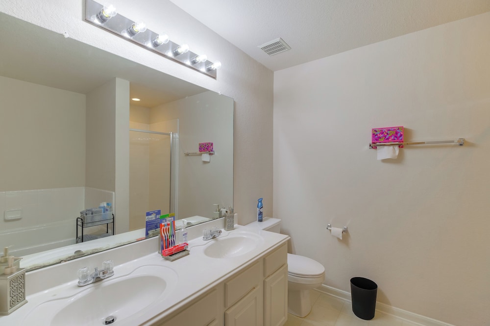 7 Mi to Downtown Baytown: Spacious Home w/ Yard