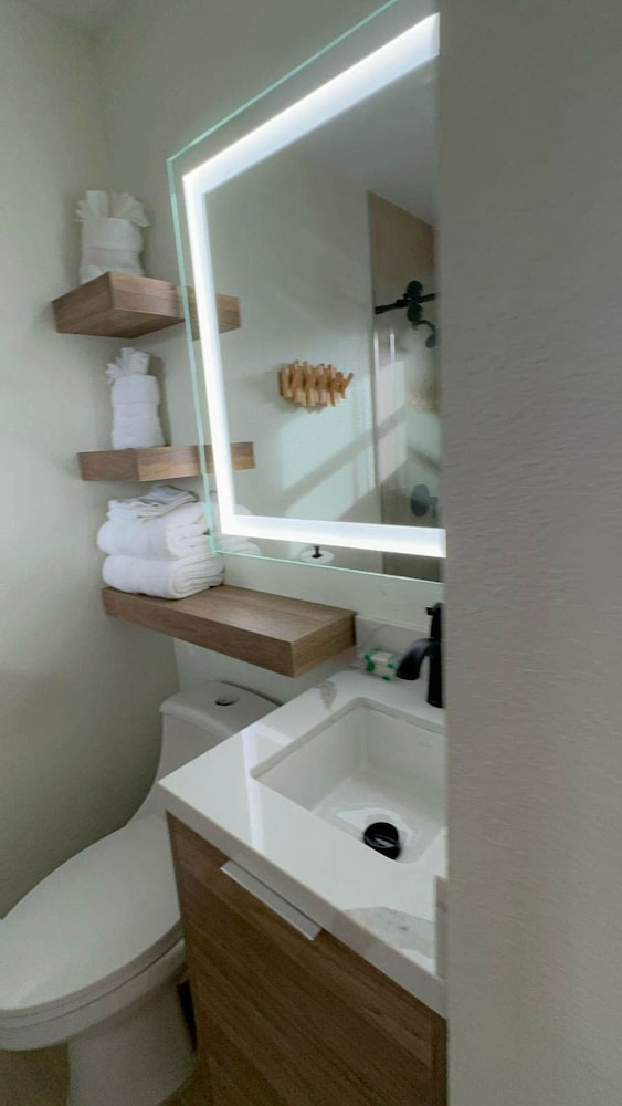 13 Queen Size Bedroom Near the Beach Pet Friendly