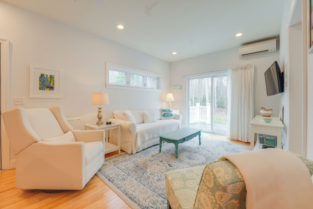 Near Portland trails: Walkable Apartment w/ Deck