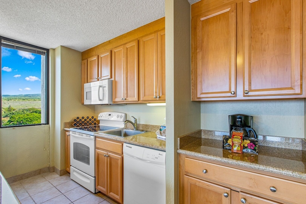 Kaanapali Shores Studio 742 Studio Bedroom Condo by RedAwning