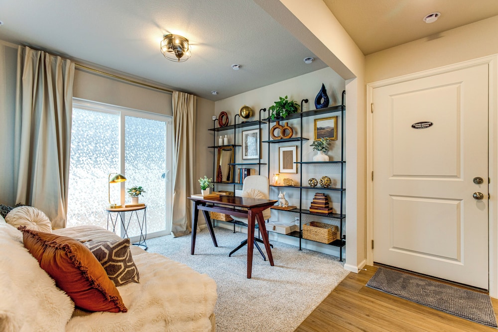 13 Mi to Dtwn Denver: Spacious Home w/ Balcony!