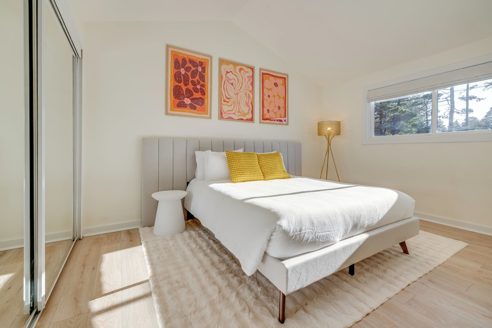 Modern Oregon Cottage w/ Hot Tub: Walk to Beach!