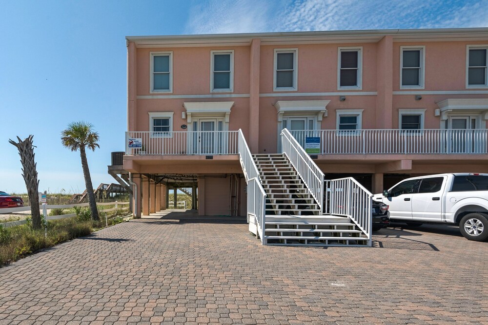 Jen's Creole 4 Bedroom Townhouse by RedAwning