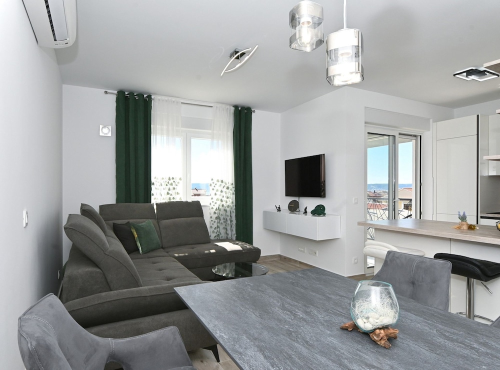 Stylish Kaštela Apartment With Modern Amenities and Free Parking