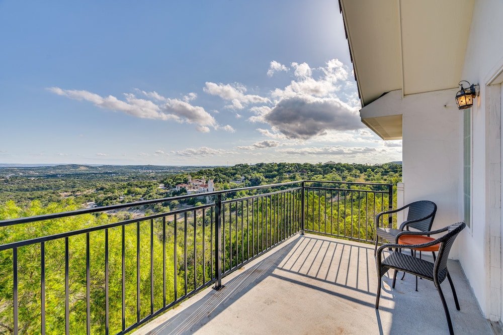 Jonestown Retreat w/ Deck: 6 Mi to Lake Travis! - Property Image 9