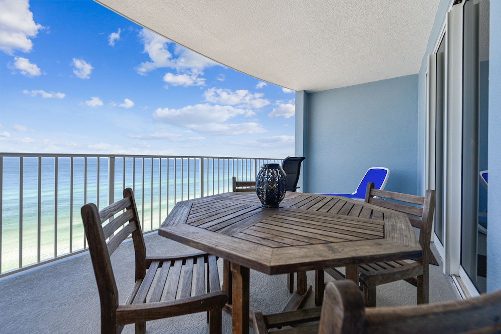 Twin Palms by Book That Condo