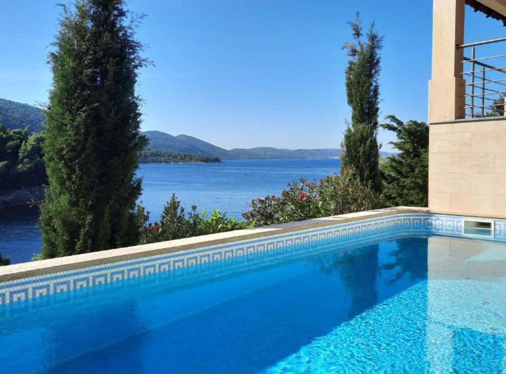 Beachfront Luxury Villa With Private Pool and Stunning Sea Views