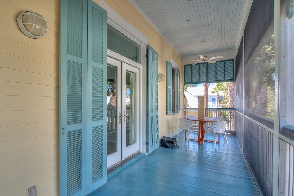 Destin Dream by Avantstay 2-story Home Walk to Beach Hot Tub Golf Cart