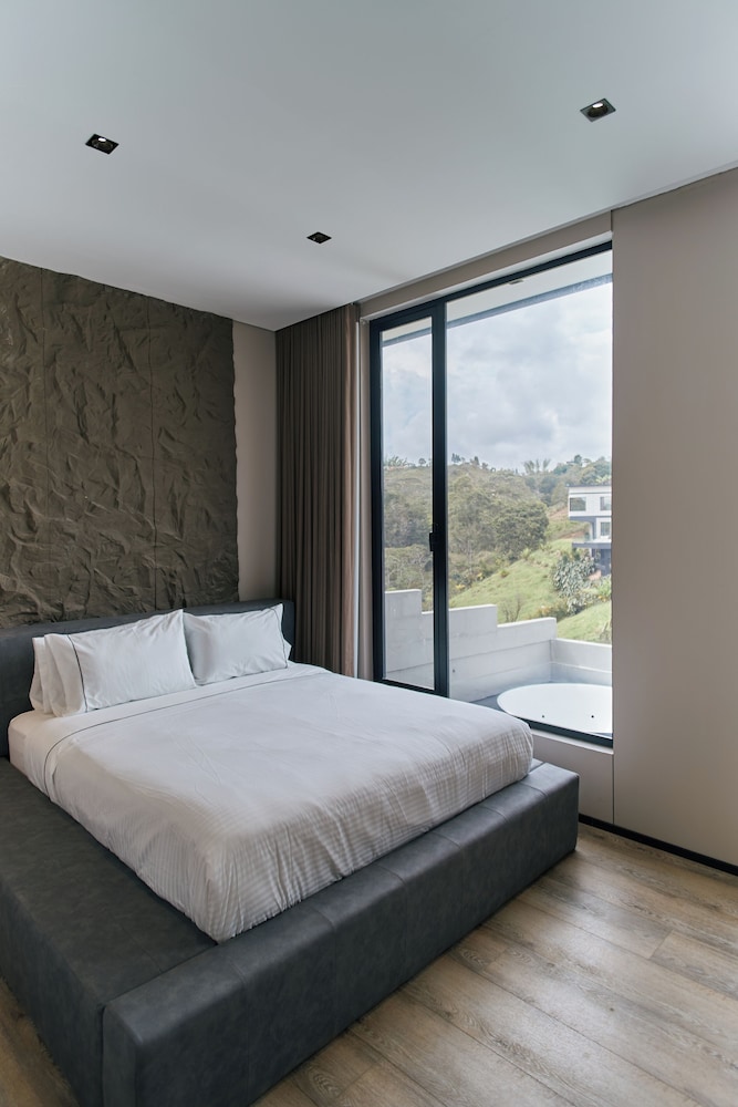 Roka Hotel