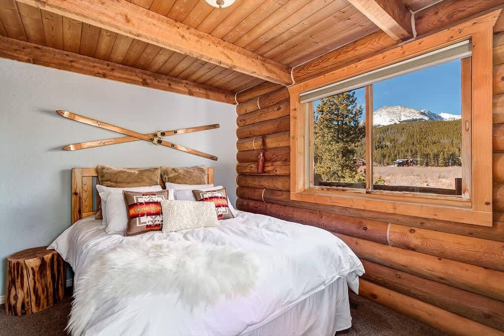 Private Luxurious Cabin w spa Near Breckenridge