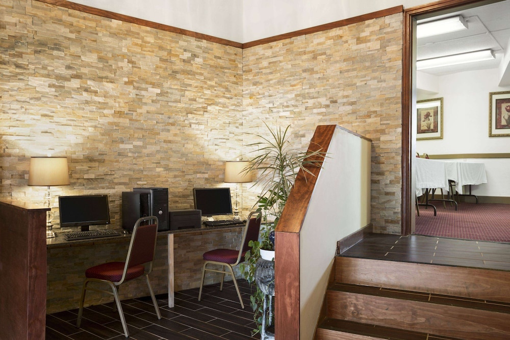 Ramada by Wyndham Pittsburgh/New Stanton view 3