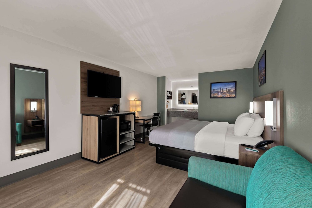 Monroe Vacations - Quality Inn - Property Image 5