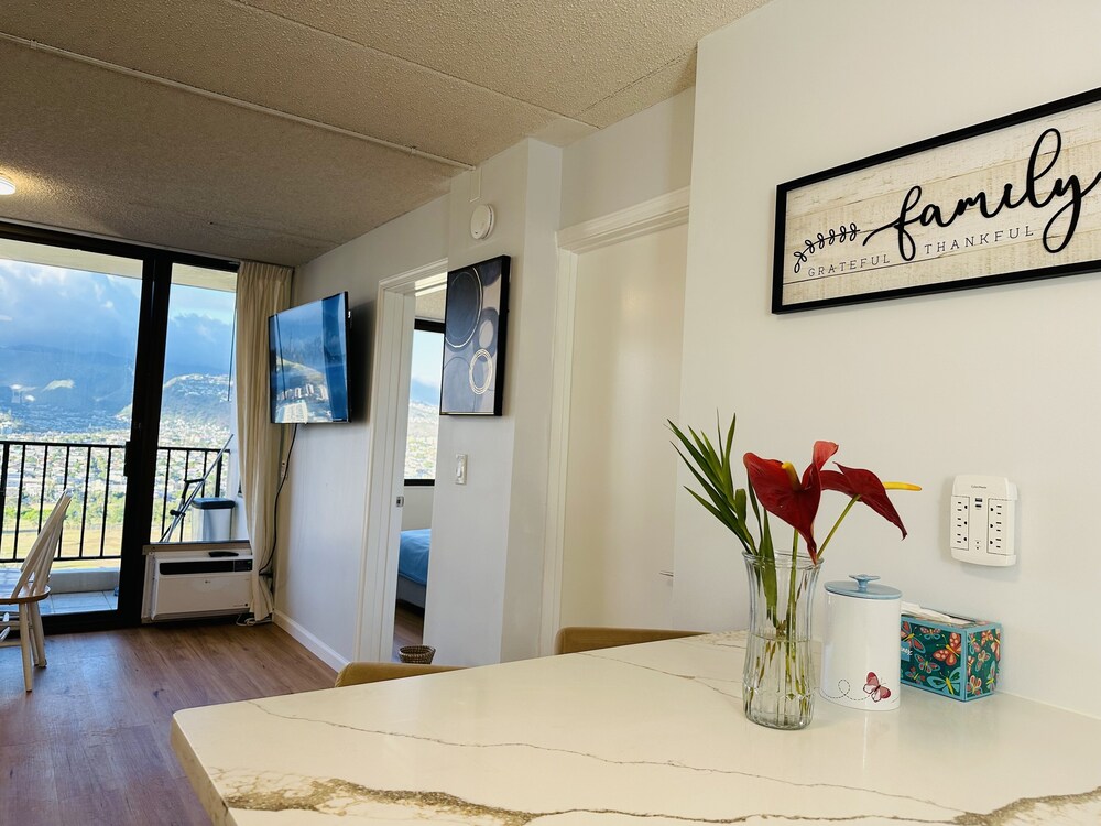 Waikiki Banyan-Free Parking-Free WI-FI: hotel room photo