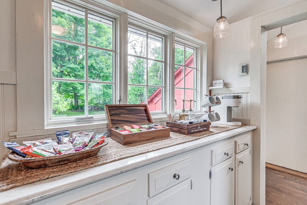 Historic Farmhouse Near Mountains & Colleges!