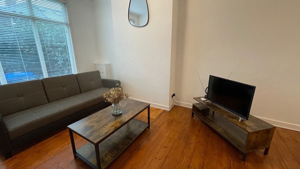 House - Sleeps 6 - Garden - Parking