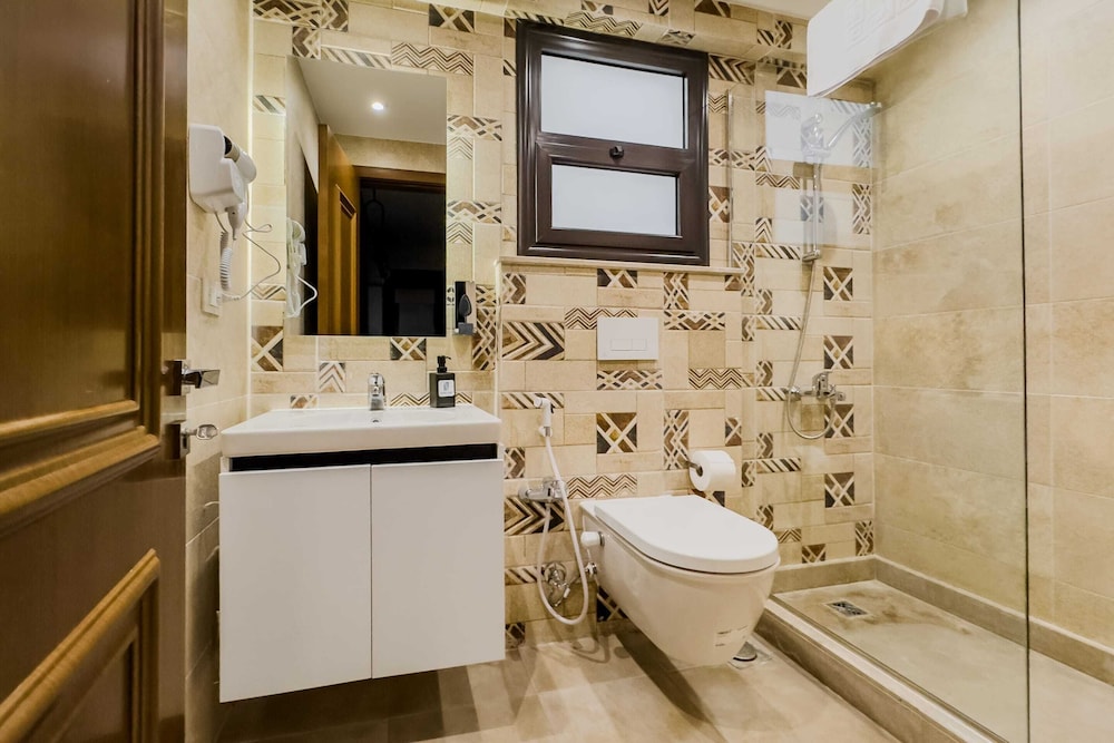 Ample & Artistic 2bdr Apt. 5 min to CAI Airport