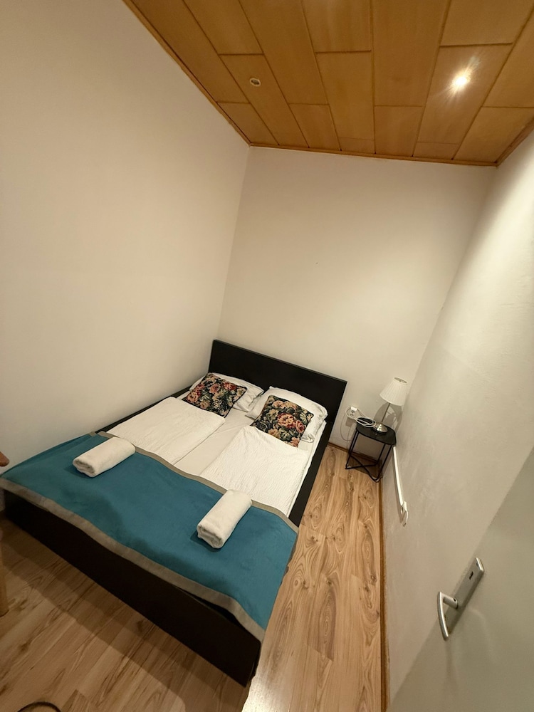 Chic 2BR Apt Steps from Westbahnhof