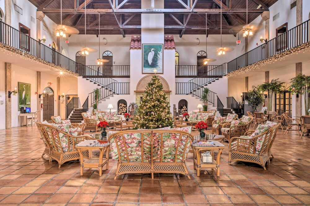 Sail + Soak: Naples Condo w/ Heated Pool Access