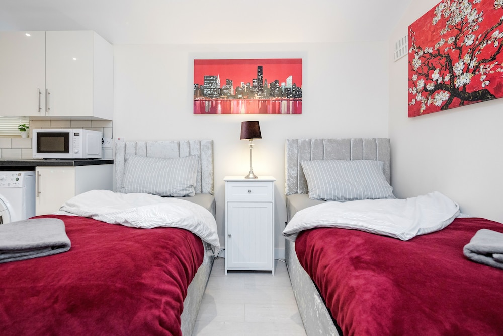 Bedford Hospital Studio Apartment - Victoria D view 5
