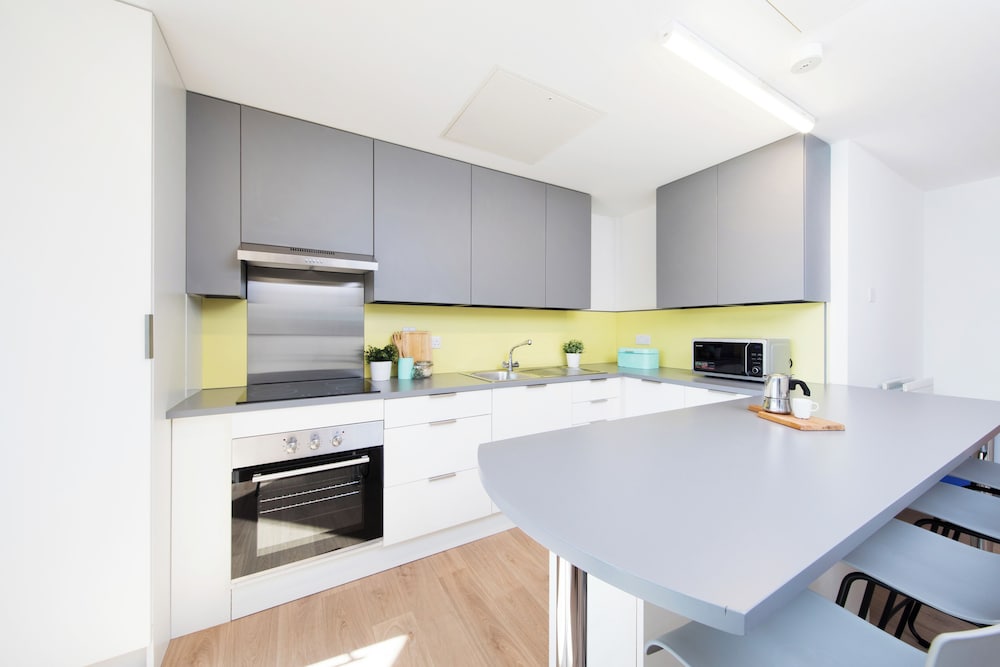 Student Only Ensuite Room in Apt London