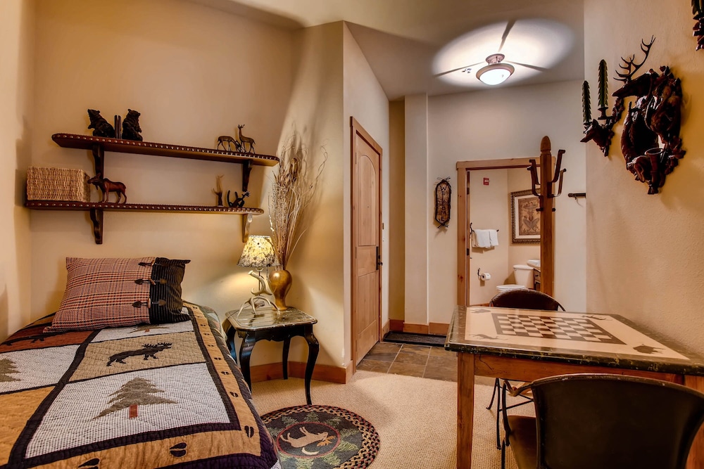 Luxury 3br Ski In-out /firepit, Pool, Sauna 3 Bedroom Condo by RedAwning view 5