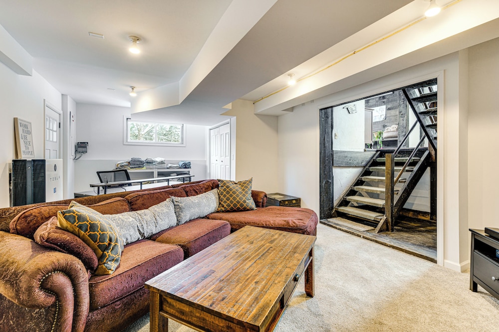 11 Mi to Sugarbush: Eclectic Ski House w/ Hot Tub!