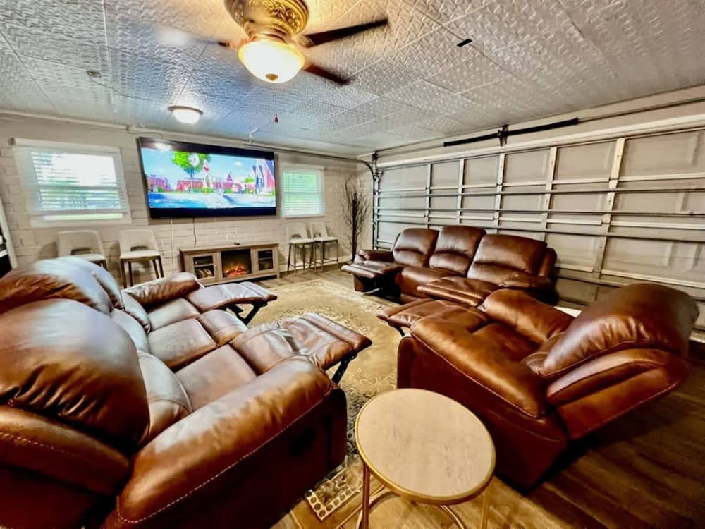 Luxurious Gem Near Disney Workspace Movie Room