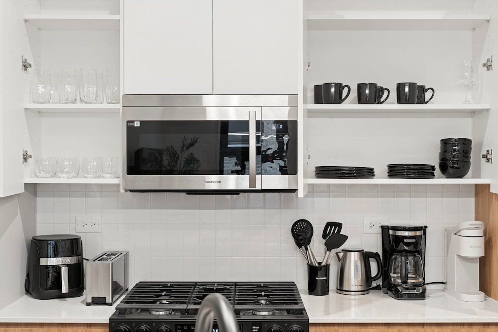 Edgewater Modern 2BR Steps to Lake City Views
