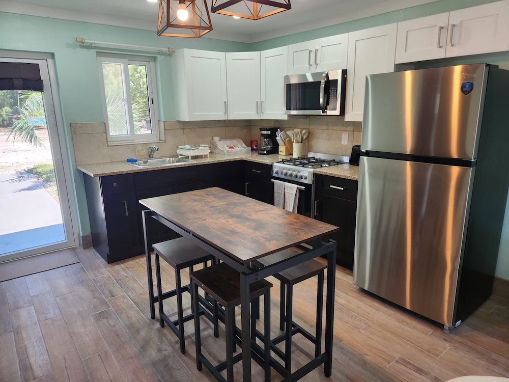 By The Bay - Brand New Apartment, Steps To The Sea, Walk To Town 1 Bedroom Apts